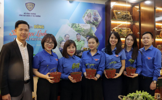 Thanh niên Quản lý thị trường tìm hiểu để nhận diện đúng sâm Ngọc Linh