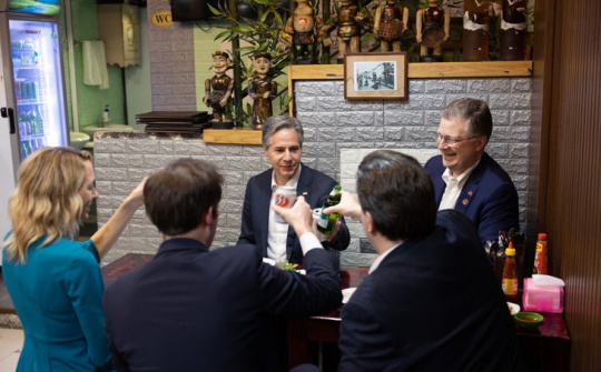 Ngoại trưởng Hoa Kỳ Antony Blinken thưởng thức cơm tay cầm và uống bia Saigon