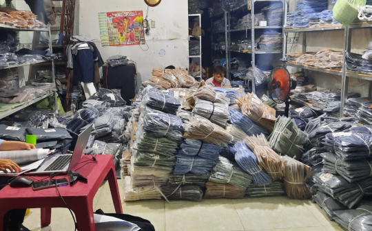 Kiểm tra shop online trên Facebook, phát hiện hàng ngàn quần kaki giả mạo nhãn hiệu Under Armour