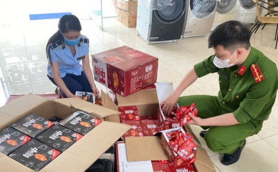 Thu giữ hơn 6.000 sản phẩm ăn liền không rõ nguồn gốc xuất xứ từ Lào Cai chuyển về Hà Nội