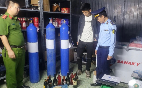 Thu giữ hơn 12.000 quả bóng và trên 100 bình khí cười tại Quảng Ninh