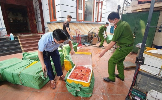 Hà Nội: Tạm giữ gần 1 tấn thực phẩm đông lạnh bốc mùi không rõ nguồn gốc