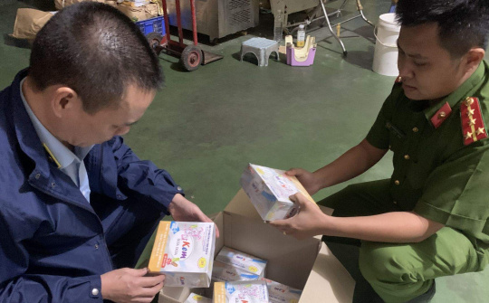 Quản lý thị trường Hà Nội: Kiểm tra cơ sở sản xuất kem phát hiện gần 10 tấn nguyên liệu quá hạn sử dụng