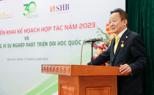 Doanh nhân Đỗ Quang Hiển nhận kỷ niệm chương Vì sự nghiệp phát triển ĐHQGHN
