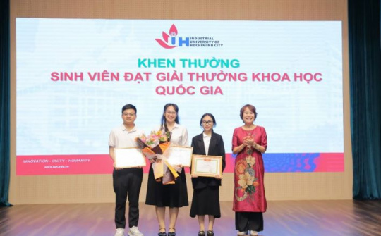 IUH: Vinh danh, khen thưởng các giảng viên, sinh viên tham gia hoạt động khoa học và công nghệ năm 2022