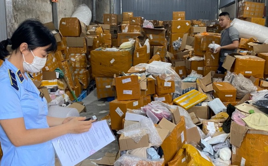 Hà Nội: Phát hiện kho hàng hoá với hơn 28.000 sản phẩm các loại không rõ nguồn gốc xuất xứ