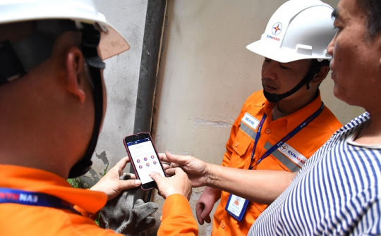 Người dân Hà Nội chủ động kiểm soát lượng điện tiêu thụ tại gia đình