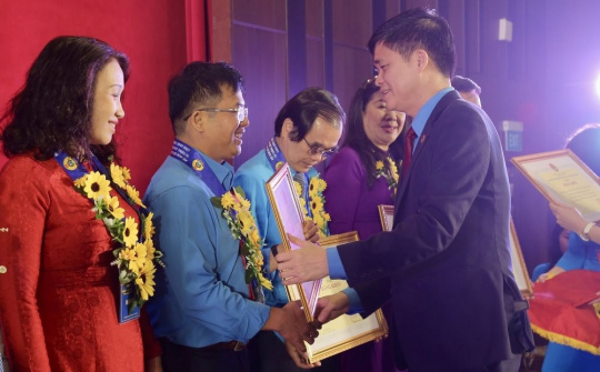 Công đoàn Phân bón Dầu khí Cà Mau vinh dự nhận khen thưởng cấp Nhà nước