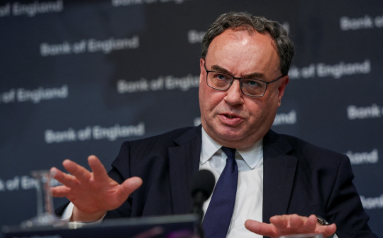 Nền kinh tế Anh dần rơi vào vòng xoáy lương tăng, giá cả tăng