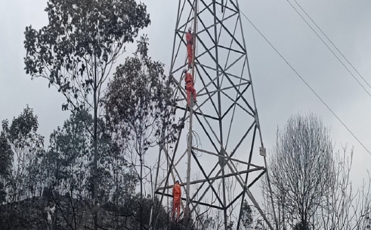 PC Quảng Ninh: Xuyên đêm khắc phục sự cố đường dây 110 kV do cháy rừng