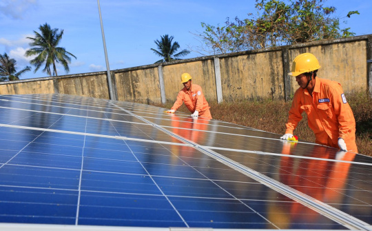 Khẩn trương hoàn thiện thủ tục, sớm đưa các nhà máy điện mặt trời, điện gió chuyển tiếp vào vận hành