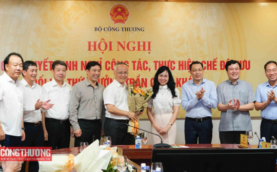 Công bố quyết định nghỉ hưu theo chế độ với Thứ trưởng Trần Quốc Khánh