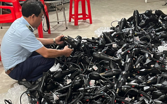 Quản lý thị trường Hà Nội: Tạm giữ 400 máy sấy tóc nghi giả nhãn hiệu Panasonic