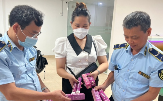 Quản lý thị trường Hà Nội: Phát hiện cơ sở kinh doanh sản phẩm bảo vệ sức khỏe có dấu hiệu hàng giả