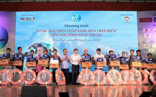 Cùng ngư dân thắp sáng đèn trên biển