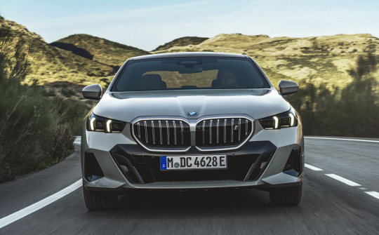 BMW 5-Series 2024 trình làng, có bản động cơ thuần điện