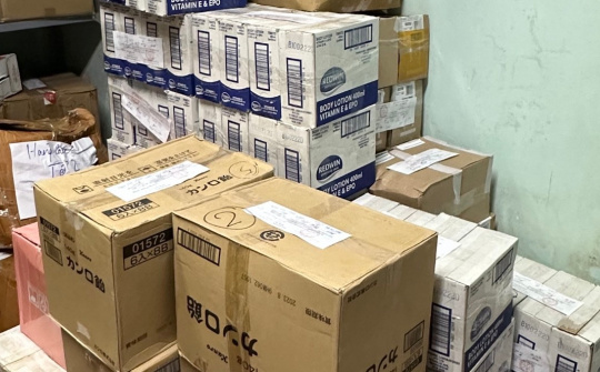 Hà Nội: Phát hiện số lượng lớn thực phẩm, mỹ phẩm có dấu hiệu nhập lậu