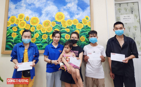 Chi đoàn Tạp chí Công Thương: Trao yêu thương đến các bệnh nhi dũng cảm