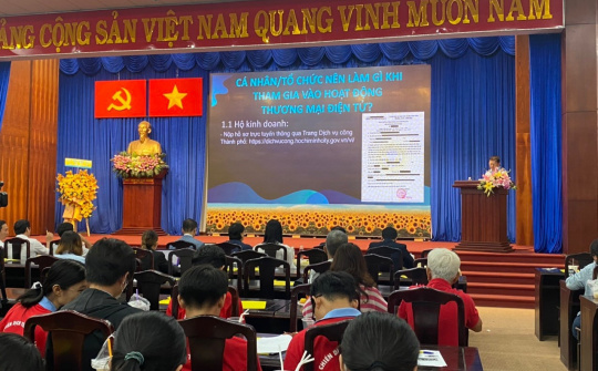 Gần 300 tiểu thương ký cam kết và được tuyên truyền pháp luật về thương mại điện tử