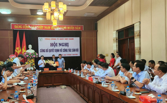 Tổng Công ty Giấy Việt Nam công bố quyết định về công tác cán bộ