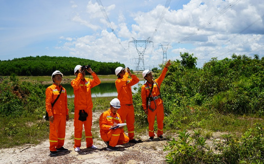 Xây dựng hệ thống truyền tải điện đồng bộ, hiện đại