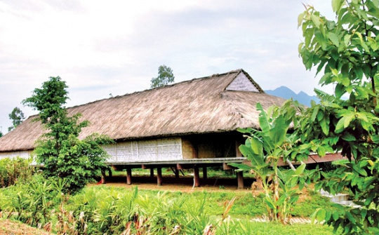 Giữa lòng Hà Nội xuất hiện nhà dài của người Cor