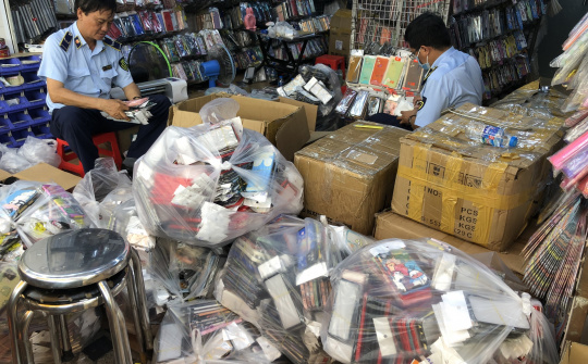 TP. Hồ Chí Minh: Thu giữ 27.000 linh kiện, phụ kiện điện thoại di động nhập lậu