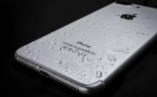 Mẹo vặt giúp bảo vệ cổng sạc điện thoại khi dính nước