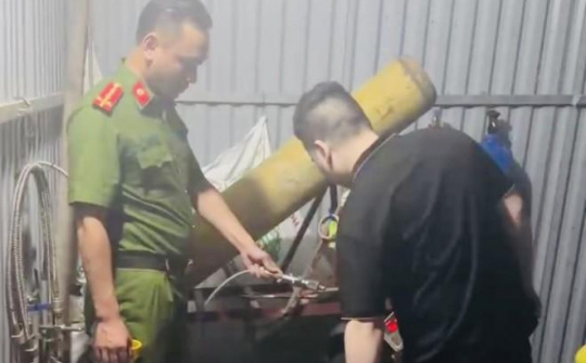 Hà Nội: Triệt phá kho chứa 100 bình khí cười tại Nam Từ Liêm