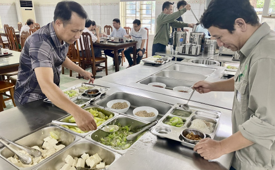 "Đột nhập" bếp ăn tự chọn của công nhân Supe Lâm Thao