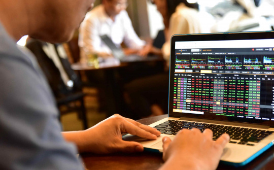 Bảo vệ quyền và lợi ích nhà đầu tư khi tham gia vào thị trường chứng khoán