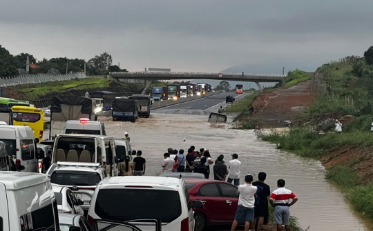 Kiểm tra nguyên nhân gây ngập lụt tại cao tốc Phan Thiết - Dầu Giây