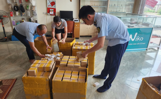 QLTT Thái Nguyên thu giữ 500 bộ phụ kiện điện thoại nhập lậu