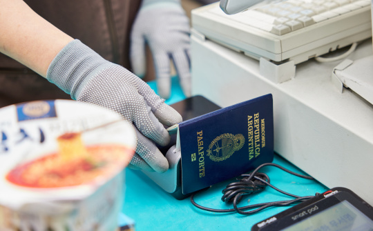 Hoàn thuế, đổi ngoại tệ nhanh tại hệ thống cửa hàng tiện lợi Hàn Quốc