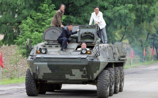 Quốc tế nổi bật: Ông Kim Jong-un đích thân lái xe chiến đấu đa năng