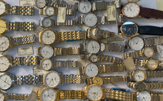QLTT Kiên Giang chuyển vụ buôn bán đồng hồ đeo tay giả mạo nhãn hiệu sang Cơ quan Cảnh sát điều tra