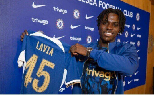 Romeo Lavia ký hợp đồng với Chelsea