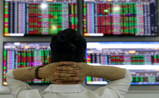 Chỉ số VN-Index giảm mạnh nhất 14 tháng, khối ngoại và tự doanh tranh thủ “gom hàng”