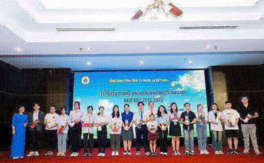 Vinataba: Tuyên dương khen thưởng học sinh tiêu biểu năm học 2022 - 2023