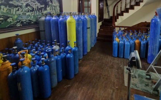 Hà Nội: Đột nhập quán bar bán “bóng cười” để thu hút khách