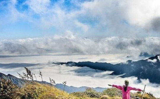 Ngắm mây trên đỉnh Lùng Cúng - một trong những đỉnh núi cao nhất Việt Nam