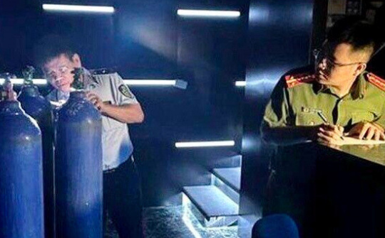 Phát hiện một cơ sở kinh doanh cất giấu nhiều bình "khí cười” tại quận Tây Hồ