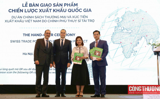 Bàn giao Báo cáo nghiên cứu về Chiến lược thúc đẩy xuất khẩu hàng hóa cho các ngành và lĩnh vực ưu tiên