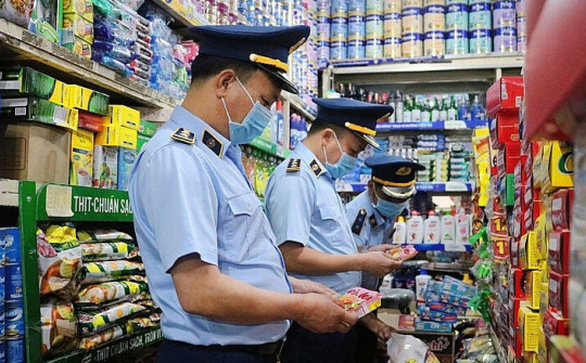 Bảo vệ người tiêu dùng qua hai góc độ