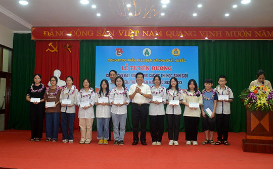 Đạm Hà Bắc: Khen thưởng 52 học sinh con CBCNV đạt giải trong các kỳ thi