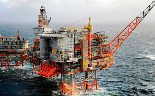 Giá xăng dầu hôm nay 30/8: Vượt mốt 85 USD, lo ngại đứt gãy nguồn cung tại Mỹ