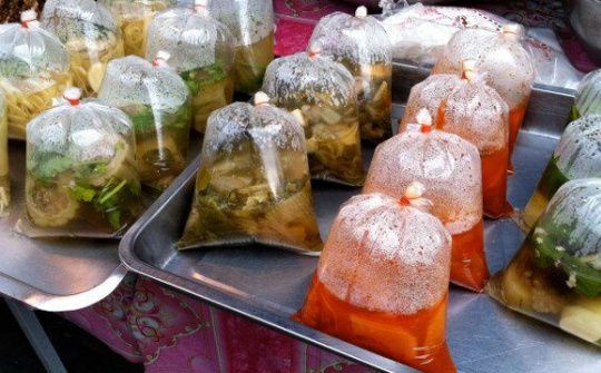 Ăn đồ ăn nóng đựng trong túi nilon là ăn cả chất độc