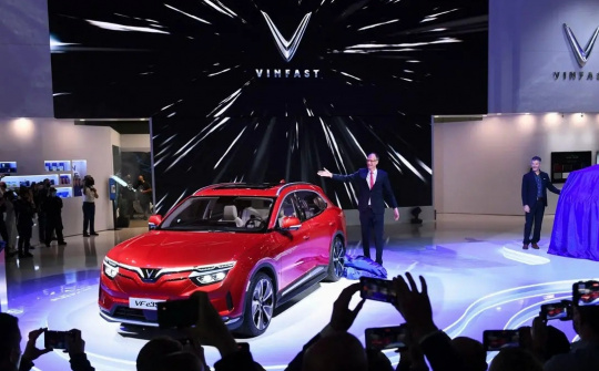 Đi ngược thị trường chung, cổ phiếu VFS của VinFast lao dốc gần 44%