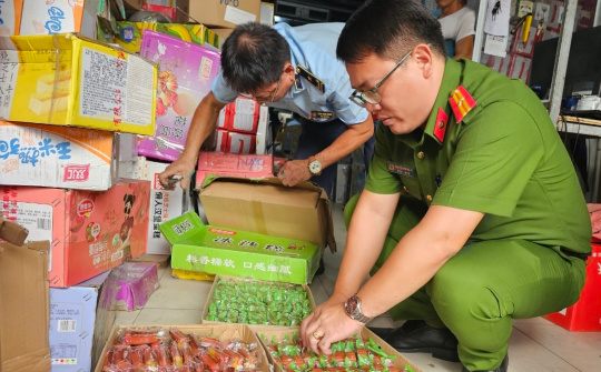 QLTT Hà Nội tạm giữ hơn 4.000 sản phẩm thực phẩm nghi nhập lậu