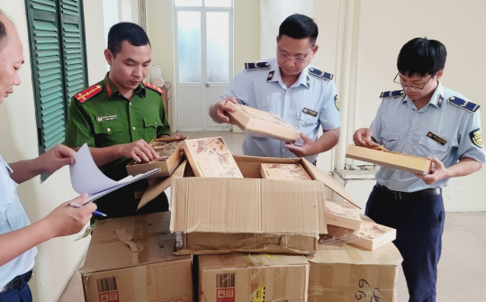 Tạm giữ gần 1.000 bánh trung thu không rõ nguồn gốc tại Hà Nội